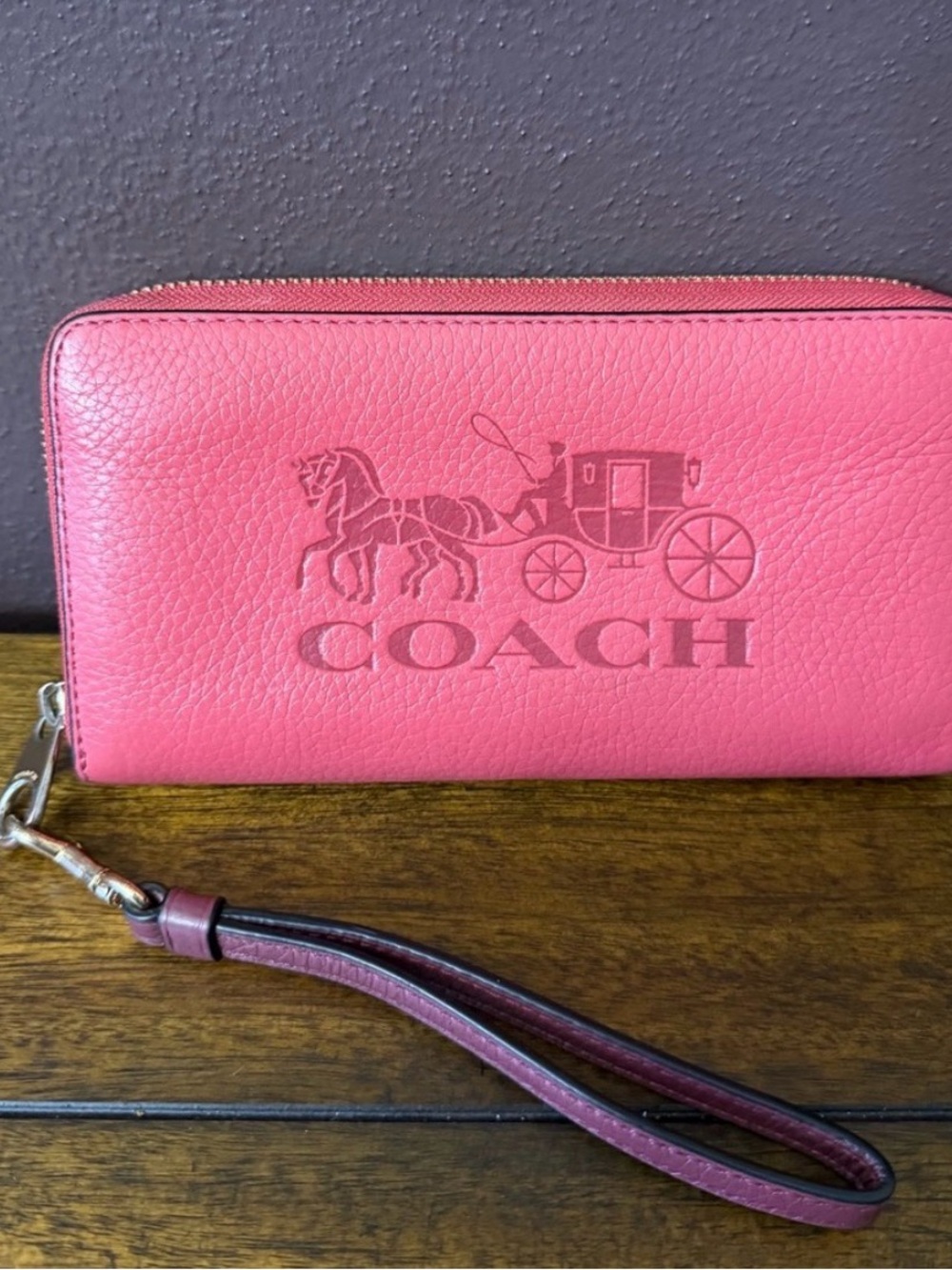 Coach Long Zip Around Wristlet Wallet with Horse & Carriage! Like new condition - Picture 2 of 8